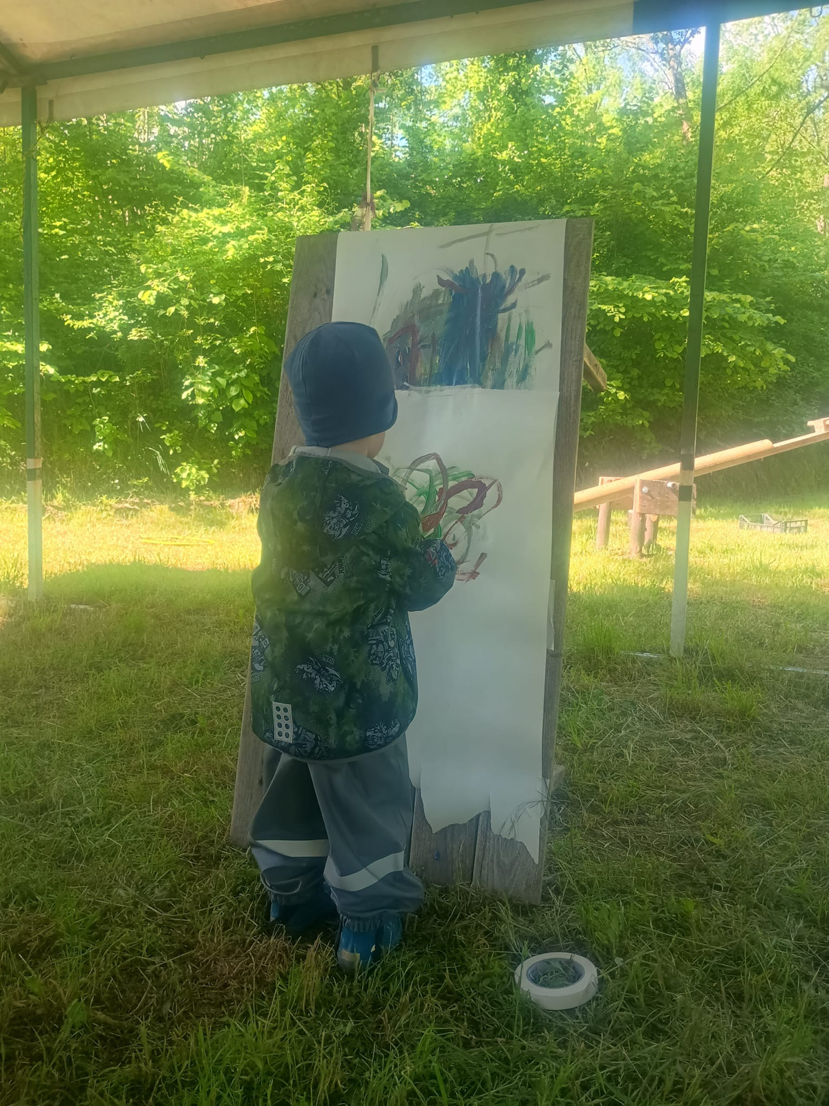 Bambino che dipinge nella natura - arte e creatività outdoor education